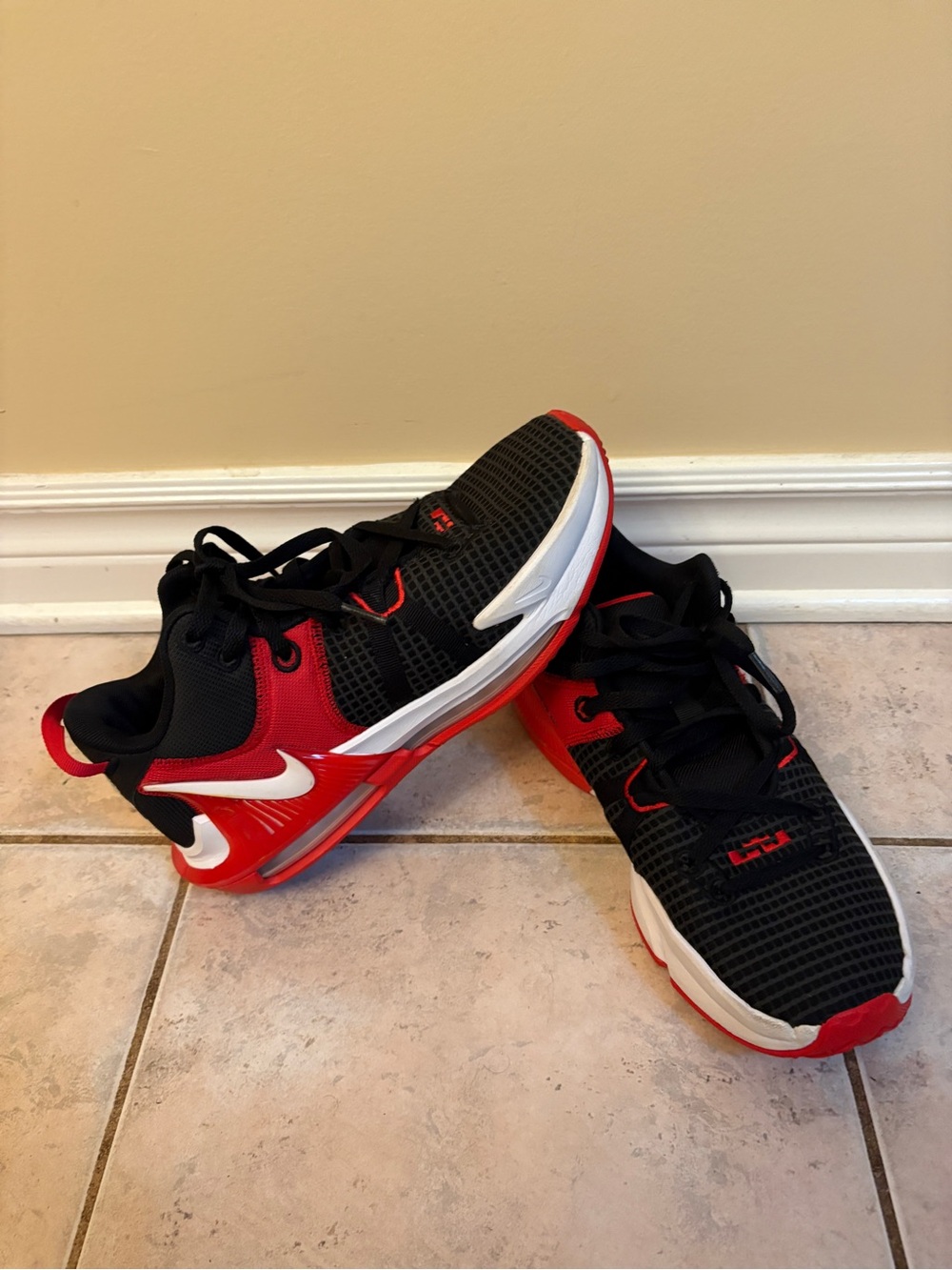 Nike LeBron Witness 7 "Bred" Men's Basketball Shoes - Size 8.5 US